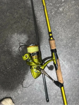 Gul fiskespö med rulle - Säljer ett tvådelat fiskespö i gul och svart design med korkhandtag och matchande gul fiskerulle. Perfekt för dig som gillar fiske och vill ha ett spö som sticker ut lite extra. Linan är redan påspolad och spöet har flera öglor för linan.