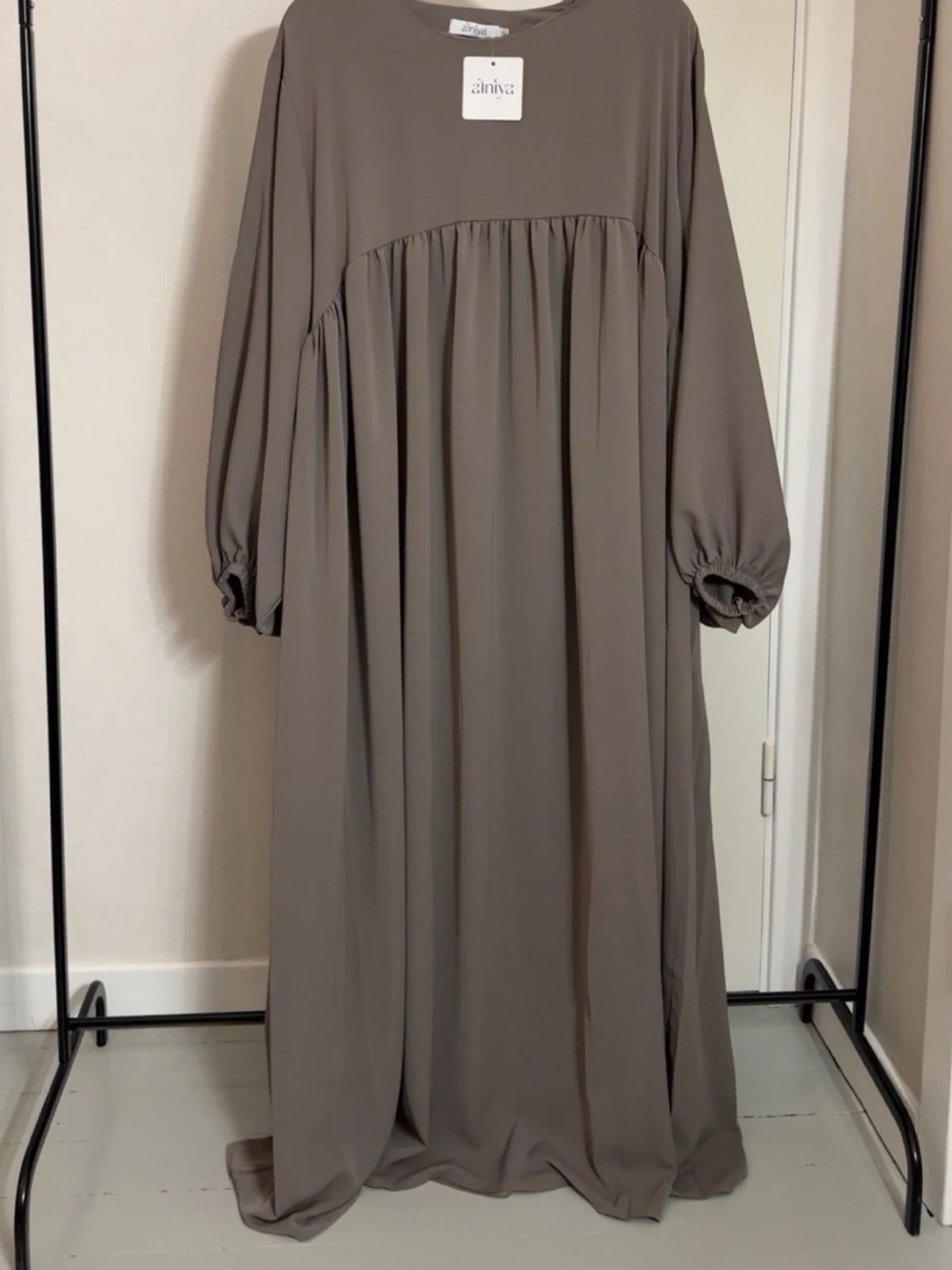 Beige långklänning från Aniya