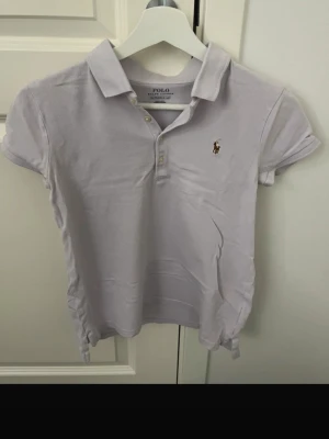 Lila polo tröja  - Lila Polo Ralph Lauren tröja, använd ett fåtal gånger. Storlek 160.