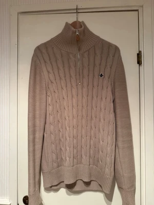 Morris marlebone halvzip - Säljer en stickad Morris marlebone halvzip i storlek M. Tröjan är i bra skick.