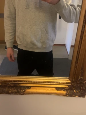 Grå hoodie  - Ifrån fb sister… sliter skönt. Storlek L 