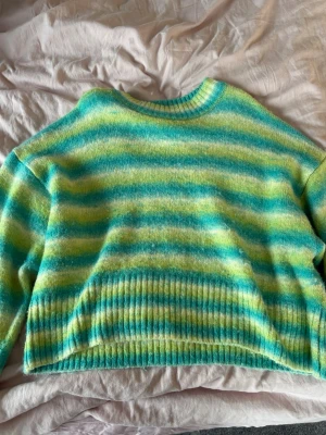 Randig stickad tröja Gina Tricot - Andvänd fåtal gånger. Säljer då jag ej andvänder den. Storlek L💕