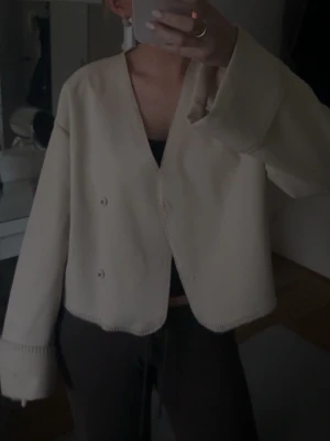 Kofta - Super fin kofta ifrån Gina Tricot. Kan även användas som tunn jacka nu till våren/sommaren 💞💞