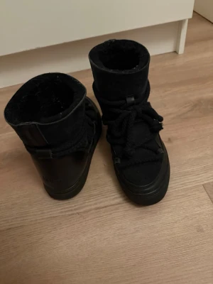 Inuikii skor - Knappt använda, pris går att diskuteras 