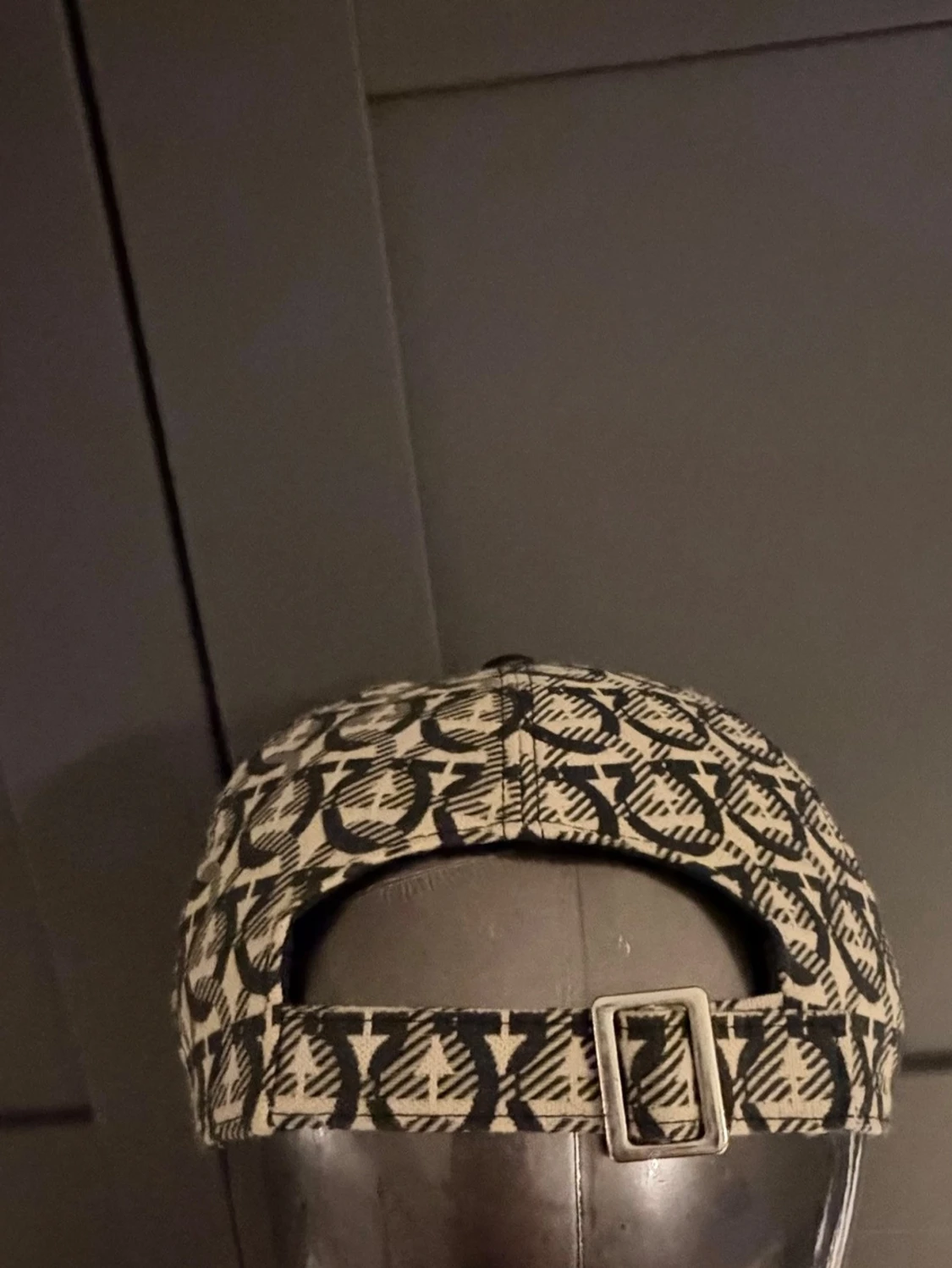 Beige keps med svart mönster från Dior - 2