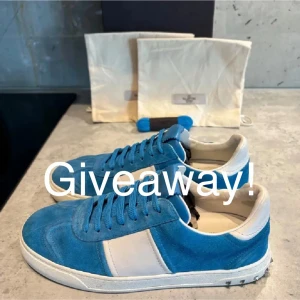 Valentino flycrews - För att delta behöver du: 1. Följa oss på plick 2. Gilla denna annons 3. Skriva klar ✅ Varje gillad annons i vår profil ger större chans till vinst. Vinnaren kontaktas den 15de mars! Lycka till!