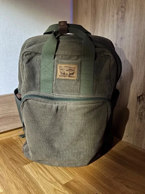 Grön manchester-ryggsäck Levi's - Säljer min Levi's® Large Ryggsäck i Manchester. Den är fantastiskt skön och rymlig, Varsamt använd, helt felfri 🙂   Dark Green - Grön Nypris 999 kr  