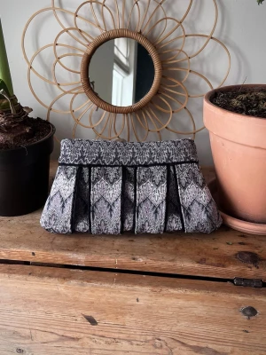 Missoni liknande clutch - Säljer denna lilla handväska som jag sytt själv. Clutchen är fodrad med magnetisk stängning.😊 Den har även lite små glittriga detaljer som kameran inte tagit upp✨ Storleken är 28x15cm📐 ⭐️Håll utkik på min profil om du är intresserad av liknande väskor