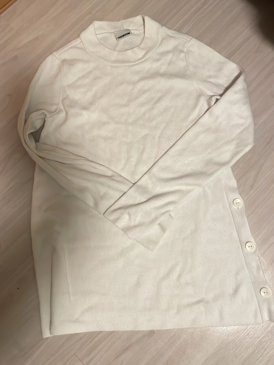 Vit ribbad tröja med knappar