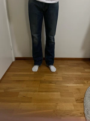 Acne jeans 31/32 - Ett par acne jeans som är straight/bootcut och i storlek 31/32. Riktigt schysst tvätt, men finns lite slitage längst ner på jeansen. Modellen är 180 o väger 70. Skriv vid funderingar!