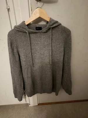 Cashmire tröja med luva - Säljer denna feta gåta tröja med Cashmire material. Ända defekten finns på bild 3 då den rivits upp lite. Inget märkvärdigt.