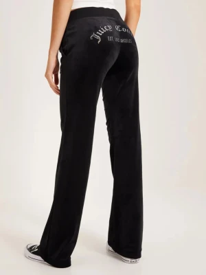 Svarta velourbyxor från Juicy Couture - Svarta mjukisbyxor i velour från Juicy Couture med glittrig text bak. Byxorna har dragsko i midjan och raka ben. Finns ej att köpa längre ALDRIG ANVÄNDA!!!