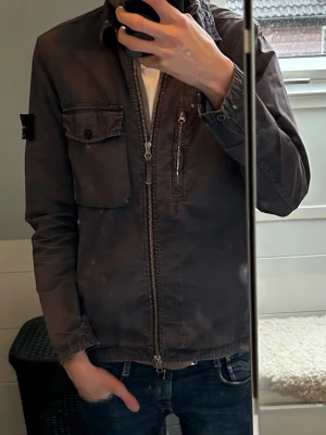 Mörkblå overshirt från Stone Island - En riktigt fräsh sommar/vår jacka från stoneisland. Använd ganska mycket därav priset. Pris kan diskuteras.Skriv om du har några frågor!!🙌🤗