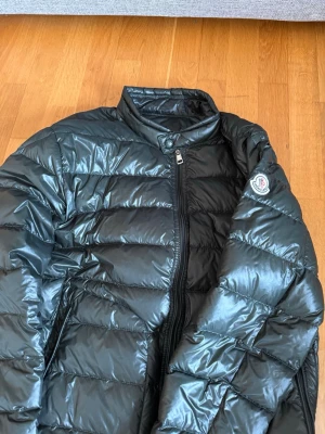 Mörkgrön dunjacka från Moncler - Köpt på kicksnstuff i Göteborg för 3999kr. Använd ett fåtal gånger var försiktig när du knäpper jackan eftersom dragkedjan är lite ömtålig. Kvitto finns