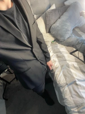 Svart kavaj från selected Homme - Säljer en svart kavaj med smal passform och klassiska slag. Kavajen har två framfickor och en bröstficka, stängs med en knapp och är tillverkad i ett slätt material. Perfekt för dig som vill ha en stilren look. Kavajen är i stolek S! Och jag har egentligen M! Så den passar nog perfekt på dig som har S! 