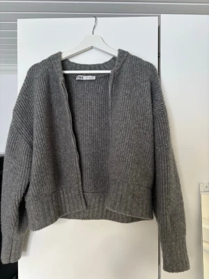 Grå ribbstickad kofta från Zara - Mysig grå kofta från Zara i ribbstickat material