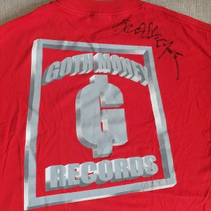 Goth money recorda t-shirt signad av ECCO2K - Riktigt fet och sällsynt t shirt från en collab mellan utmost och sickboyraris skivbolag och signad av ecco2k under emmabodafestivalen med en stark alkohol penna så det går inte bort i tvätten. Storlek L