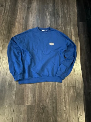 Blå multiverse tröja  - Blå multiverse tröja från junkyard