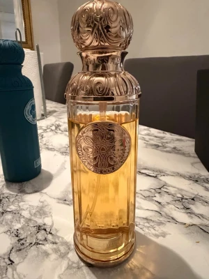 GISSAH HUDSON VALLEY 200ML - KVITTO FINNS!  Hudson Valley – 200 ml Friska citrusnoter, gröna ackord och mjuka tränoter, avrundat med ren mysk.  Parfymen skickas givetvis spårbart med PostNord för en trygg och smidig leverans. Jag paketerar varan noggrant innan avsändning, men vill tydliggöra att jag inte kan ta ansvar för eventuella förseningar, skador eller annat slarv som uppstår hos PostNord efter att paketet har lämnats in. Spårningsnummer skickas direkt så att du själv kan följa försändelsen hela vägen.