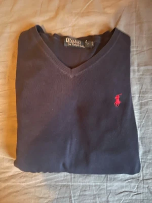 Mörkblå stickad tröja Polo Ralph Lauren - Mörkblå stickad tröja från Polo Ralph Lauren. Bra skick storlek XS