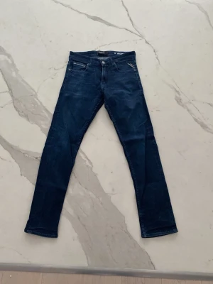 Replay jeans  - Snygga mörkblå slim fit jeans från Replay | Modellen på jeansen är Grover | mycket bra skick,  9/10 | storlek: W29 L32 | pris kan diskuteras!