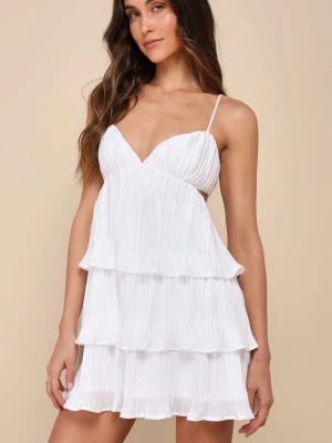 Vit studentklänning med volanger - Superfin vit kortklänning med tunna axelband och flera lager volanger. Strl M men passar mig som vanligtvis bär strl S💕