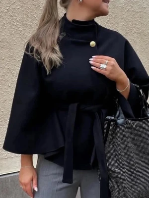 Svart cape-tröja med knytband - Kappa med hög krage, dekorativ guldig knapp vid axeln och knytband i midjan. Vida trekvartsärmar ger en trendig siluett. Perfekt för dig som vill ha en chic och modern look. Använd ett fåtal gånger, den är som ny, jag kan posta så snabbt som möjligt vid snabbt köp