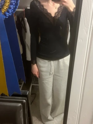 Svart intimissmi tröja med spets - Snygg svart intimissmi tröja med v-ringnig och spets i storlek S. Använt endast en gång och är i jättebra skick. Säljer pga att den inte kommer till användning❣️