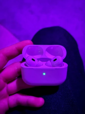 AirPods Pro 2 (USB-C) APPLE - Säljer ett par vita Apple AirPods Pro 2 med trådlöst laddetui. Hörlurarna har in-ear design och silikonproppar för bra passform. Laddetuiet är kompakt och har en LED-indikator på framsidan samt laddningsport undertill. Perfekta för musik, poddar och samtal. Använda ett tag men är i gott väldigt gott skick. rep 