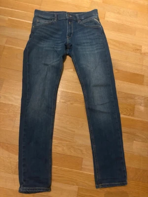 Blå raka jeans från Replay - Klassiska blå jeans från Replay. Perfekta för en avslappnad stil och passar till det mesta. Storleken är 14 år.
