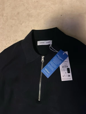 Stilren Samsøe quarterzip - Mörkblå quarterzip från Samsøe, Aldrig använd! Bara 750kr (Originalpris 1400) Large storlek men passar även medium.