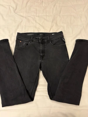 Svarta skinny jeans från replay - Säljer ett par svarta skinny jeans från Replay.