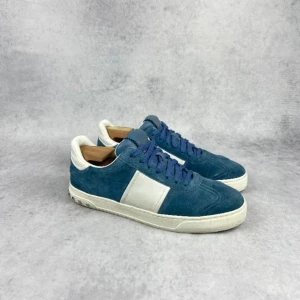 Valentino flycrew - Hej, säljer mina flycrews i storlek 40,5. Alla nitar kvar samt anvödna i sparsamt skick. säljer eftersom jag tröttnat på dom säljer endast för 3799kr, dustbag medföljer. Kan diskutera pris i pm🙌🏽