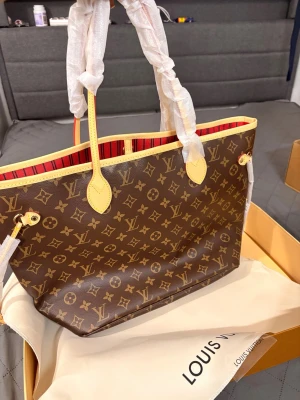 Lyxig väska set - Fantastiskt kvalitet och i nyskick. Kan skickas omgående med kartong. Enligt AI är den 99% äkta 