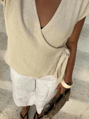 Beige omlottopp från Zara - Snygg beige omlottopp från Zara som är helt slutsåld! Knappt använd🩷Toppen är i Stl M men är liten i storleken så passar även S