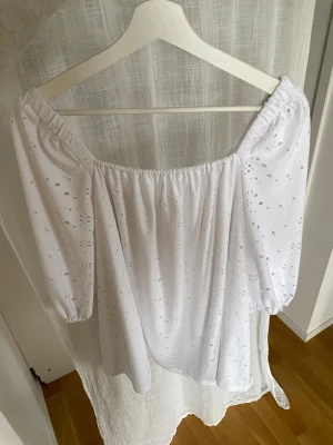 Vit klänning - Superfin vit klänning som passar bra till studenten 💖