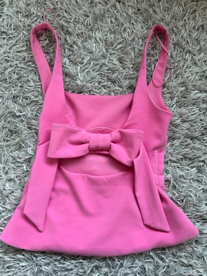 Rosa linnetopp med rosett - Superfin rosa topp från Zara!!