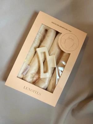 Heatless Curls Lenoites  - Så himla bra Heatless curls från lenoites, i satin vilket är mycket bra för håret. Bekväm att sova i. Är i mycket bra skick och medföljer med förpackning samt hårklämma. Nypris 499 kr 