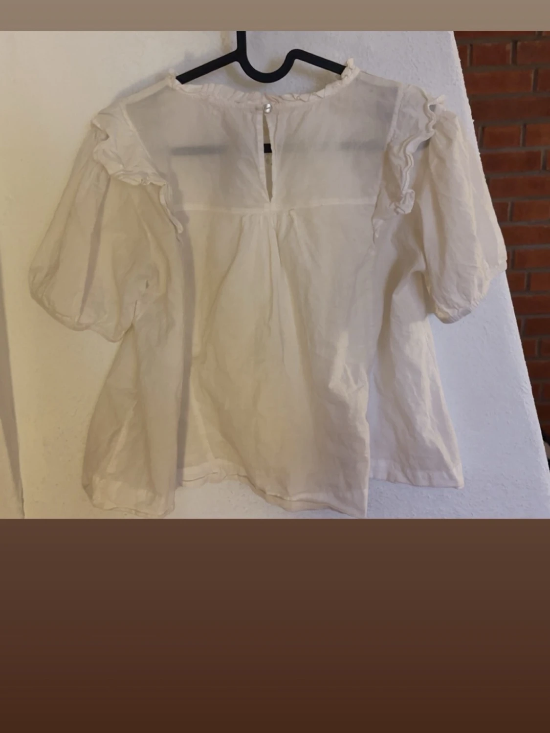 Vit blus med spetsdetaljer - 2