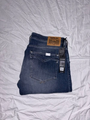 Replay Newbill jeans  - Helt nya Replay Newbill jeans. Oanvända med tags kvar. Storlek 36/34. Hör av er vid frågor eller om ni vill ha fler bilder! Skickar inom 24h ✅
