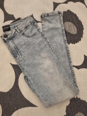 fitjeans contour stentvättade L  - Säljer ett par  skinny jeans från fitjeans Jeans med klassisk femficksmodell och hög midja. Jeansen har en tvättad look och smala ben som sitter tight hela vägen ner. Perfekta till sneakers eller boots för en avslappnad stil. nypris runt 1500kr super bra skick använt dom en eller två gånger som nya 