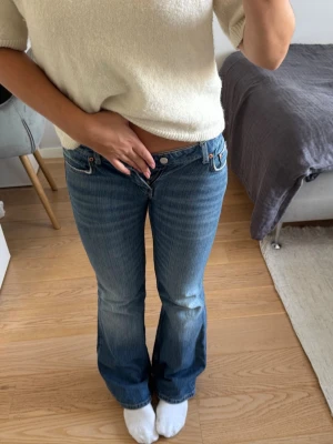 Blå bootcut jeans från Weekday - Snygga lågmidjade bootcut jeans från weekday. Perfekt passform och skönt material, fråga gärna om mått! 