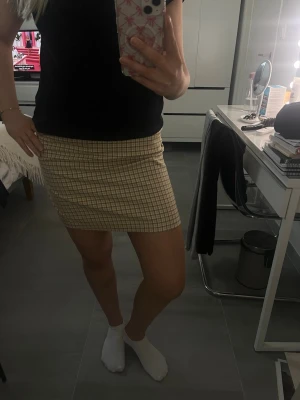 Beige rutig kortkjol - Beige rutig kjol från Monki, helt oanvänd💕