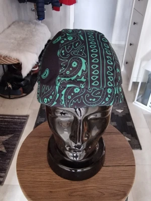 Bandanas - Bandana pirathatt.  Stretchig snabbtorkande andningsbar och  vindtät. 55-60 cm huvud.