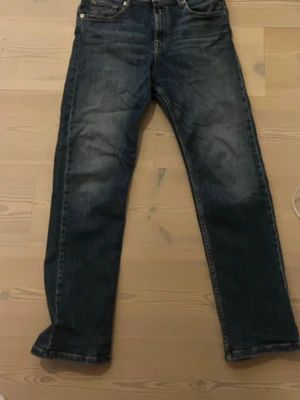 Mörkblå  jeans från Replay - Säljer ett par mörkblå jeans från Replay med raka ben och klassisk femficksmodell. Jeansen har  Replay-lapp bak i midjan. Perfekta för en avslappnad och trendig stil.