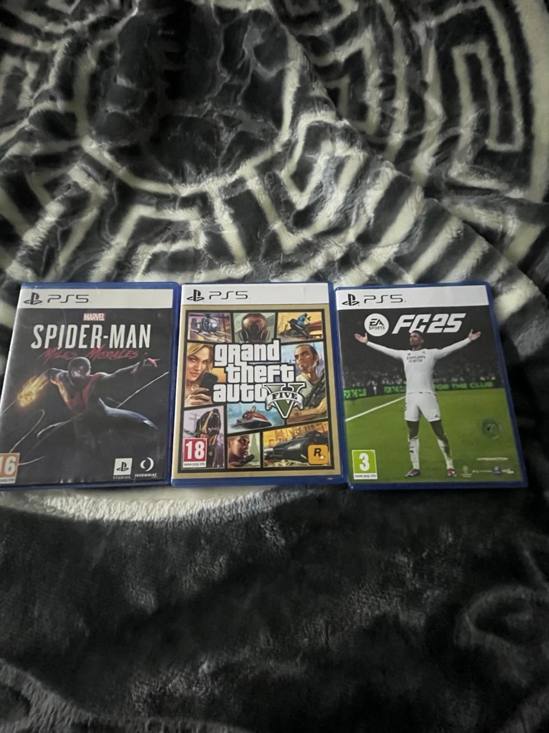 PlayStation 5 med svart handkontroll - 3