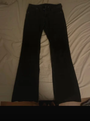 lågmidjade svarta jeans  - ett par fina svarta lågmidjade jeans från h&m i storlek 40. är i bra skick efter liten användning. 