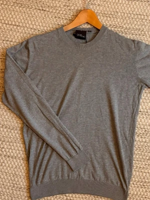 Oscar Jacobson tröja  - Snygg grå stickad tröja från Oscar Jacobson. Enkel att matcha med olika outfits. Storlek M men sitter S. Har ni frågor finns vi här 🙂🤝