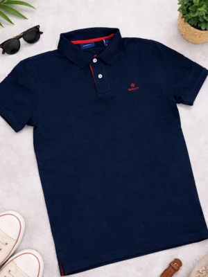 pikétröja från GANT - Blå GANT pikétröja i klassisk passform. Perfekt för både vardag och mer uppklädda tillfällen. Mycket bekväm och i väldigt bra skick. Storlek: S