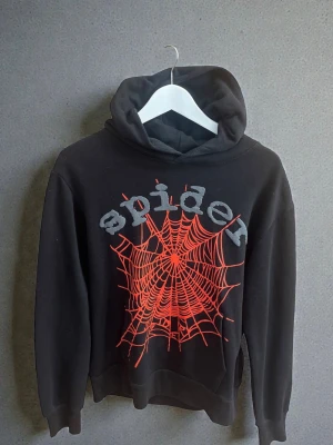 Spider  hoodie  - Spider hoodie  Riktigt clean och unik modell. Bra skick. Skickas eller möts upp.